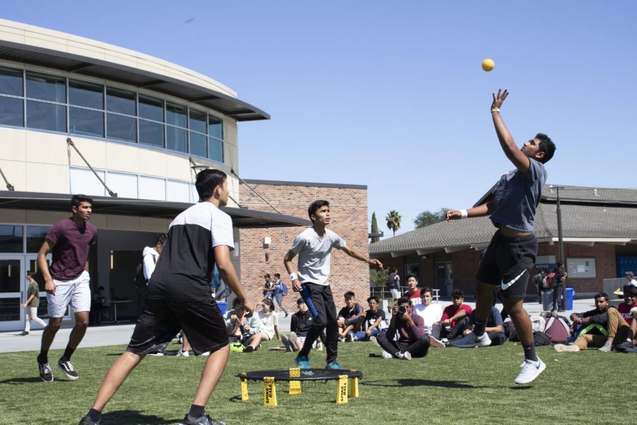 Lynbrook+students+play+spikeball+in+the+quad+during+brunch+and+lunch%2C+a+sight+that+has+become+the+new+norm.