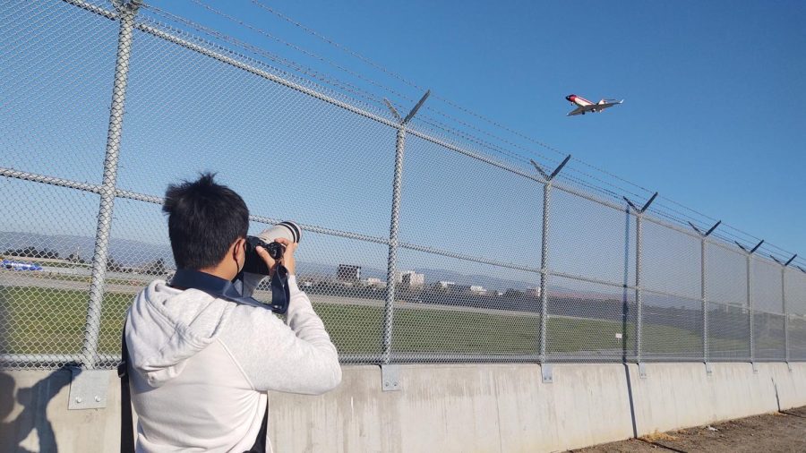 Chen+snaps+a+photo+of+a+Southwest+737+airliner+at+San+Jose+Airport.