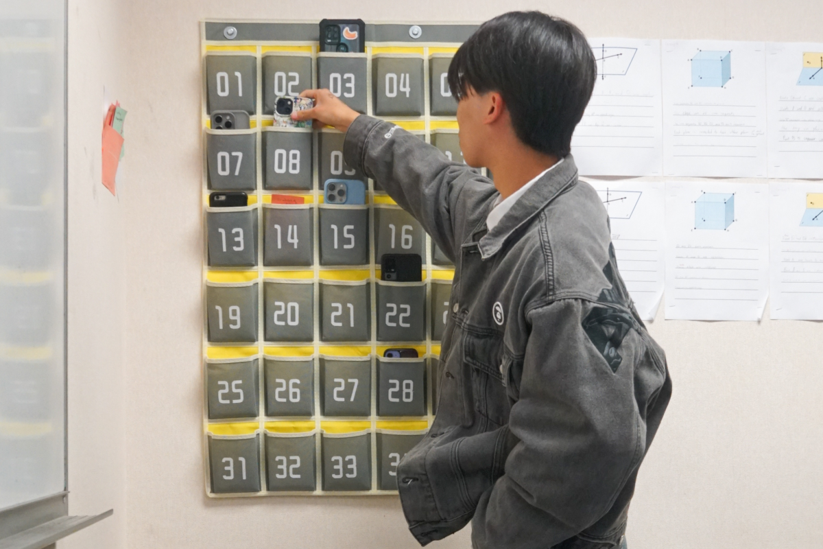 FUHSD plans to implement a district-wide phone ban policy that will restrict usage of smartphones during instructional periods, including class time and tutorials. Cell phones will be allowed during brunch and lunch, or during emergency circumstances with permission from a staff member. Photo by Brian Lee.